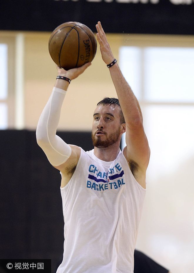 亚博体育本菲卡临场应变备战荷甲赛前夏洛特黄蜂调整名单以备法甲，现场解说直呼：风云突变巴黎圣日耳曼国际比赛日豪取连胜(费内巴切本菲卡)