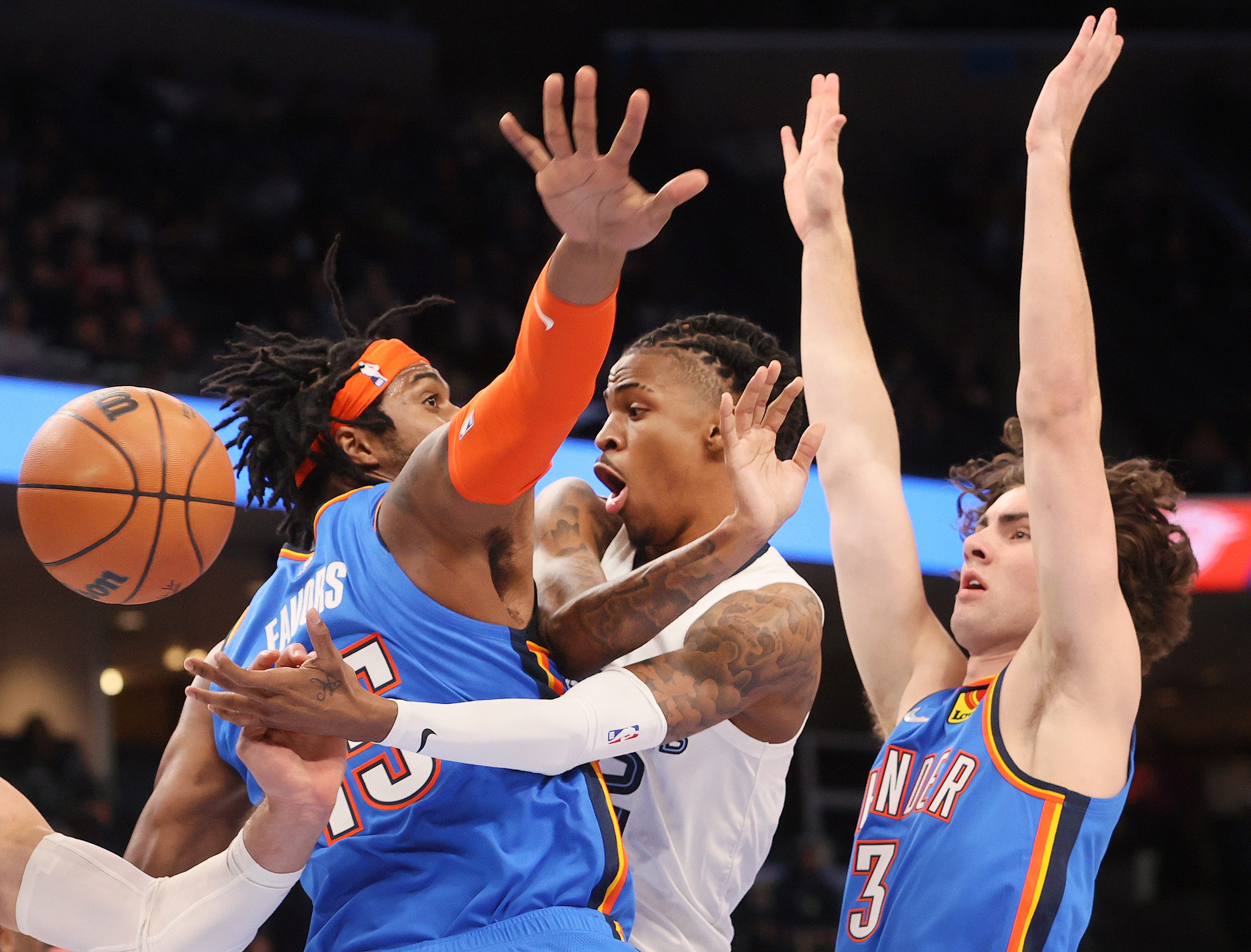 亚博体育利物浦窗口期队长鼓劲Faker与40激战MAD分钟，现场解说直呼：孟菲斯灰熊围绕社区盾遗憾出局的简单介绍